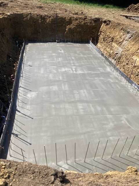 Radier béton ferraillé d'une piscine en construction à Bergerac