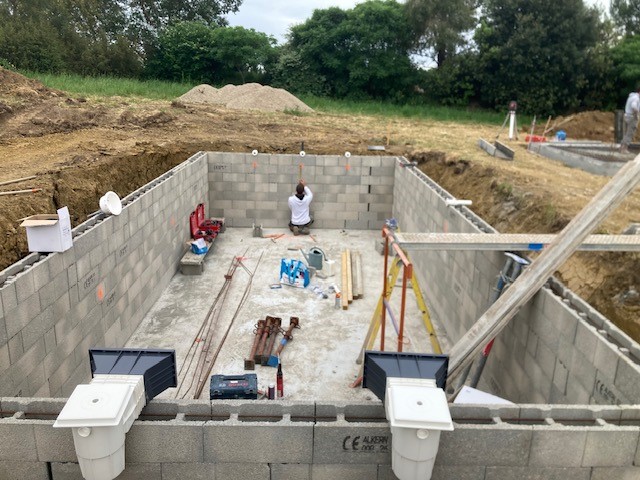 Élévation des murs d'une piscine béton en Dordogne