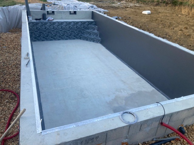 Piscine béton finie avec escalier intégré avant pose du liner