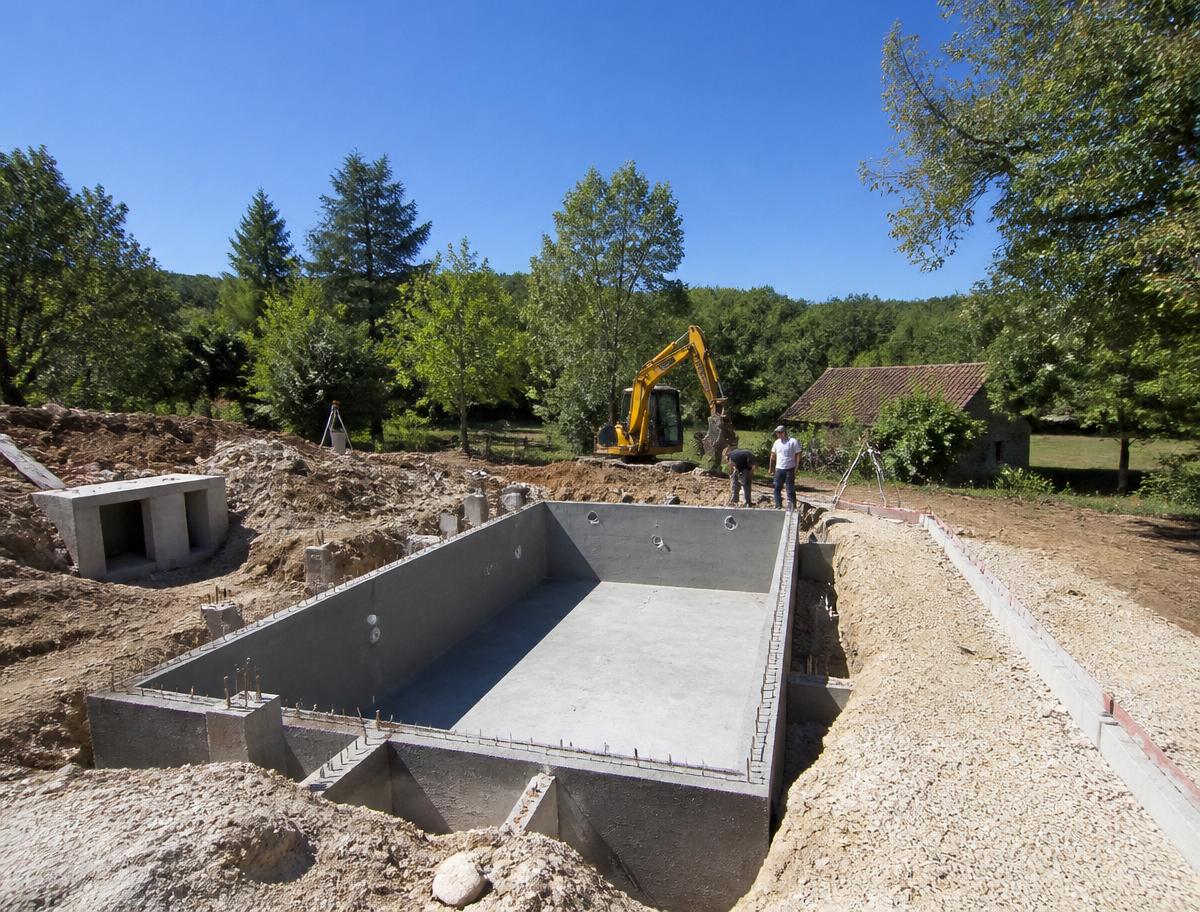 Chantier de construction d'une piscine béton à Bergerac, Dordogne